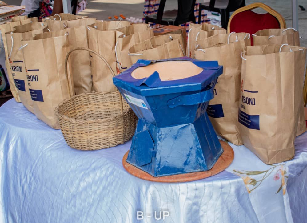 Foyer amélioré (#Brasero) + #charbon #écologique.
Un retweet pour nous encourager, Merci à vous
<a href="/GrepisGretha/">la mulâtresse🇨🇩</a> <a href="/leParrainRDC/">𝐥𝐞 𝐏𝐚𝐫𝐫𝐚𝐢𝐧</a> <a href="/lusakuenoc/">Christian LUSAKUENO</a> <a href="/DeniseNyakeru/">Denise NYAKERU TSHISEKEDI</a> <a href="/Sdg13Un/">🇺🇳 #UN 🇺🇳 #SDGs 🌏 #ClimateAction 🌐 #ActNow</a> <a href="/UNEP_Francais/">Programme des Nations Unies pour l’environnement</a> <a href="/UNEP/">UN Environment Programme</a>