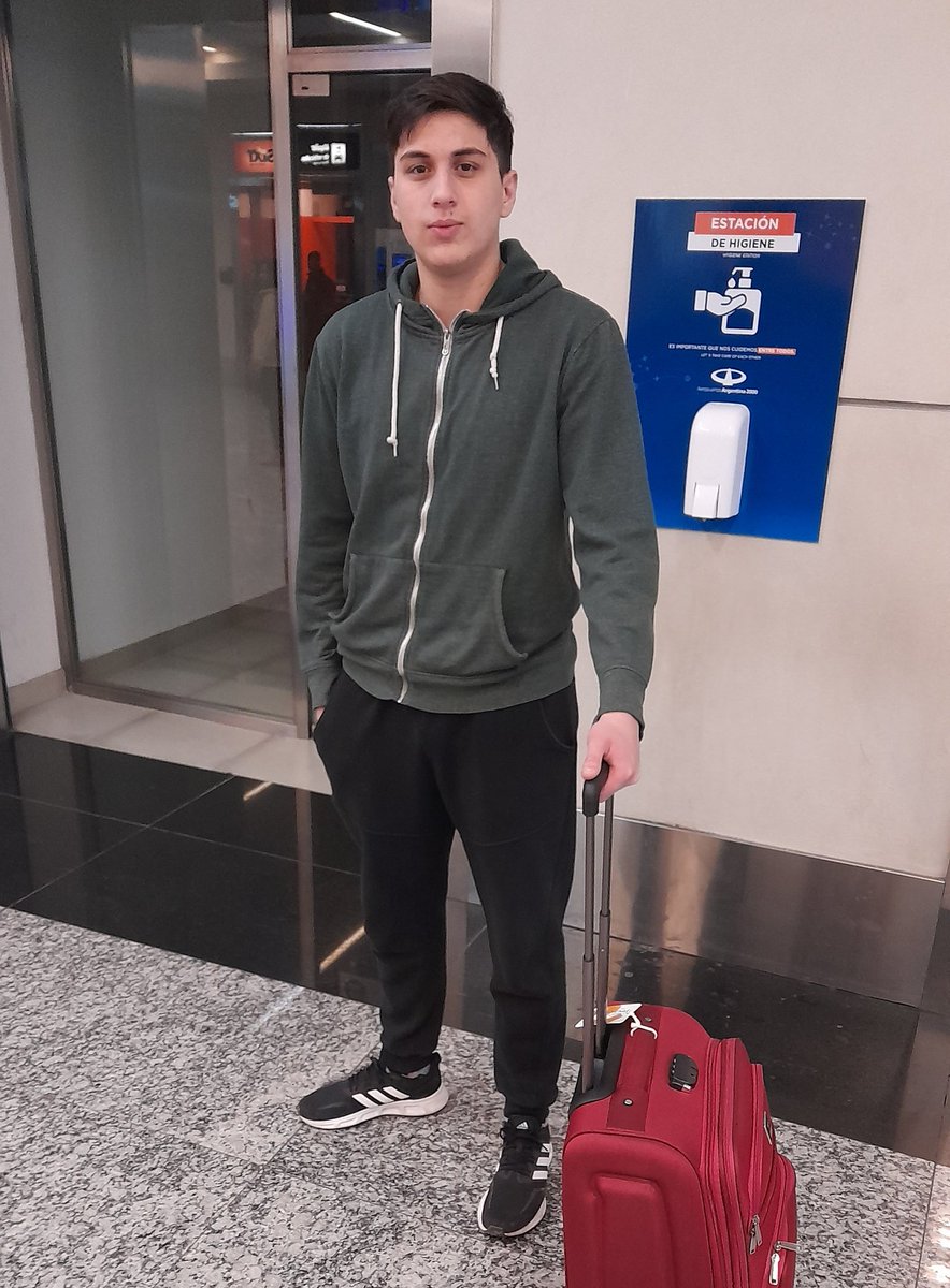 Me voy. Me cansé de que no alcance, de que todos los días sea más difícil. La única salida está en Ezeiza. Los invito a hacer lo mismo, emigren sin miedo, hay una vida mejor afuera. Les dejo mi última foto en este país.
