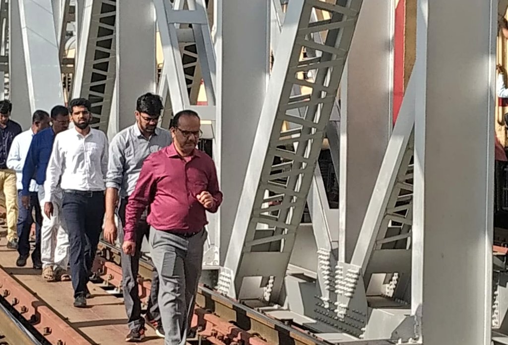 drmubl's tweet photo. Conducted inspection of #Hotgi - #Gadag section today and checked various #safety parameters and ongoing works. During the inspection also held meeting with freight customers at #Vijayapura. https://t.co/nf5YBFmgat
