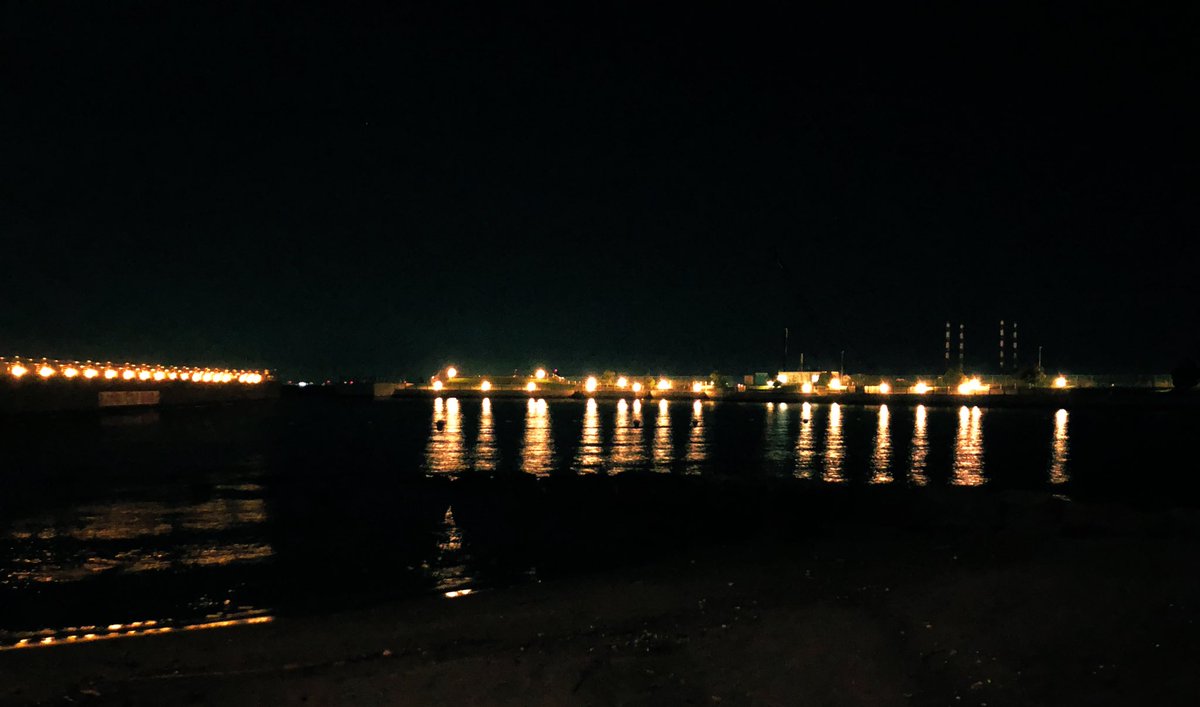 global_fes's tweet photo. 神奈川の #海 といえば、
江ノ島、湘南、横須賀、横浜
ですが、

工業地域として
有名な #川崎 も工場をバックにして
とても海がキレイです✨

夜の海は
怖く感じることが多いですが、
川崎の海は夜に行くのがオススメです

 #地球村フェス https://t.co/HyQnOVSPAc