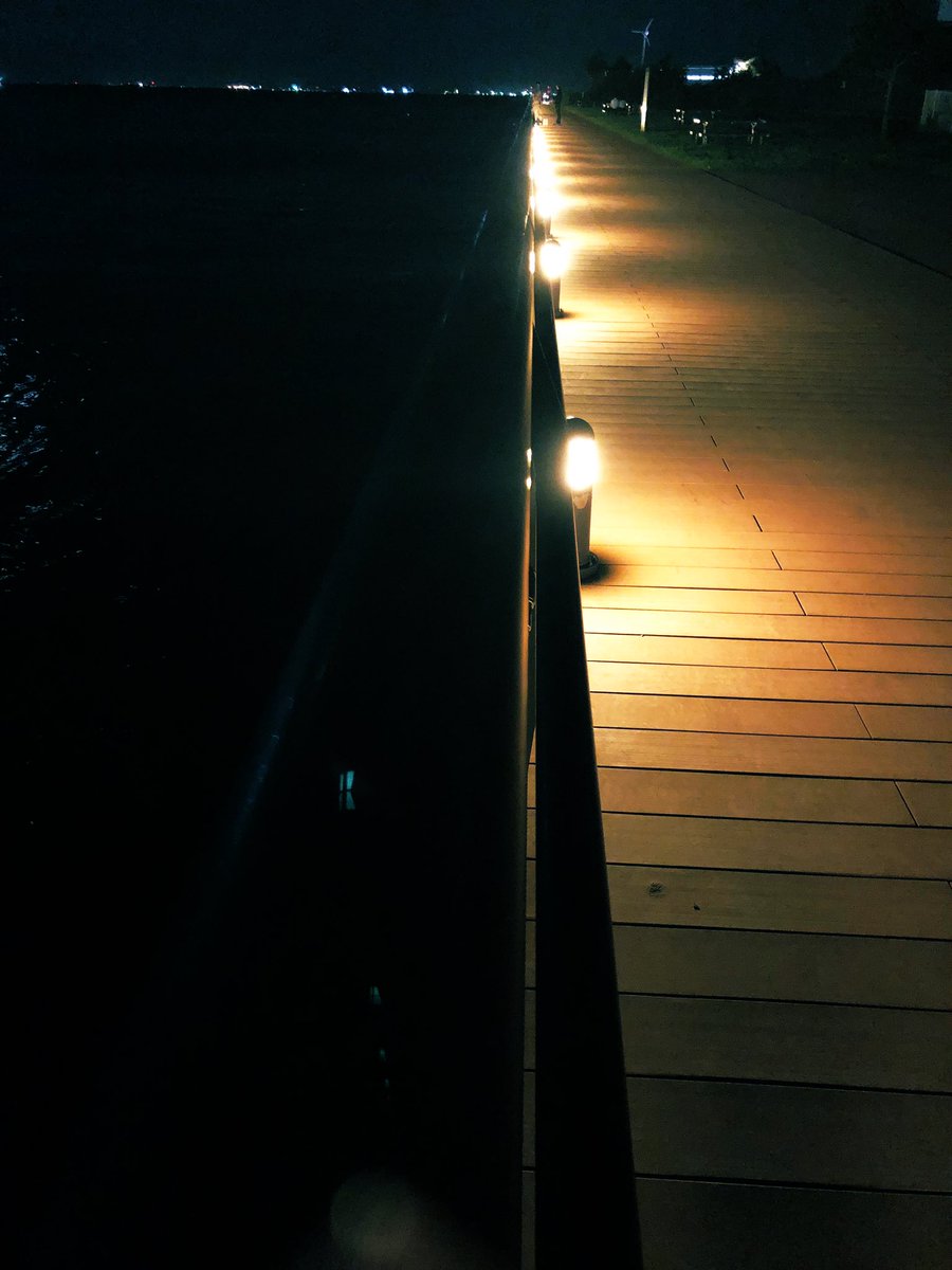 global_fes's tweet photo. 神奈川の #海 といえば、
江ノ島、湘南、横須賀、横浜
ですが、

工業地域として
有名な #川崎 も工場をバックにして
とても海がキレイです✨

夜の海は
怖く感じることが多いですが、
川崎の海は夜に行くのがオススメです

 #地球村フェス https://t.co/HyQnOVSPAc