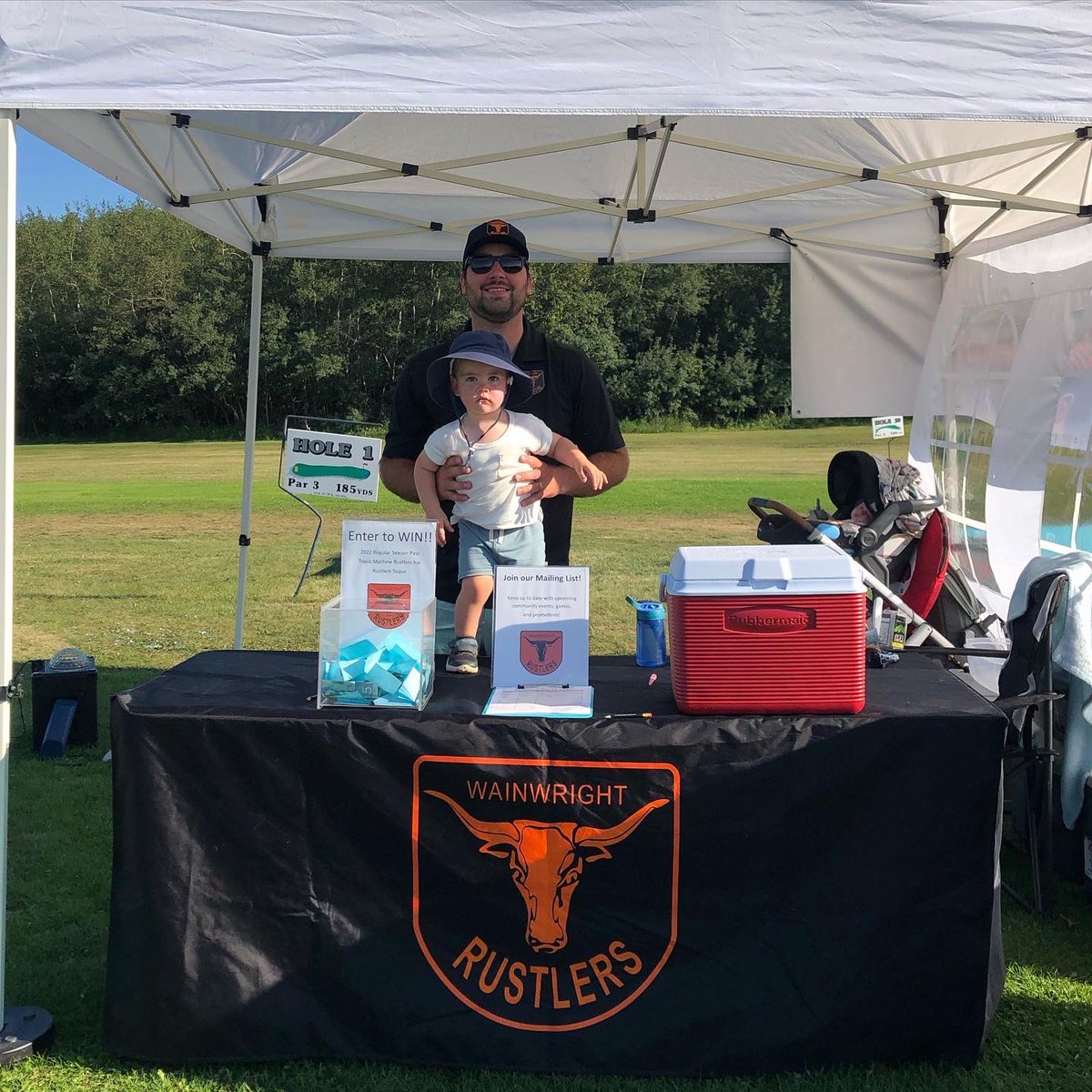 WWRustlers's tweet photo. The Rustlers spent the day at Riverdale Mini-Park for the annual KidSport Wainwright golf tournament!
The famous Rustlers Jello Shots were handed out and a great day was had raising money for Kidsport Wainwright!
#WWRustlers
@TownWainwright @HockeyAlberta https://t.co/34zBZ303DL