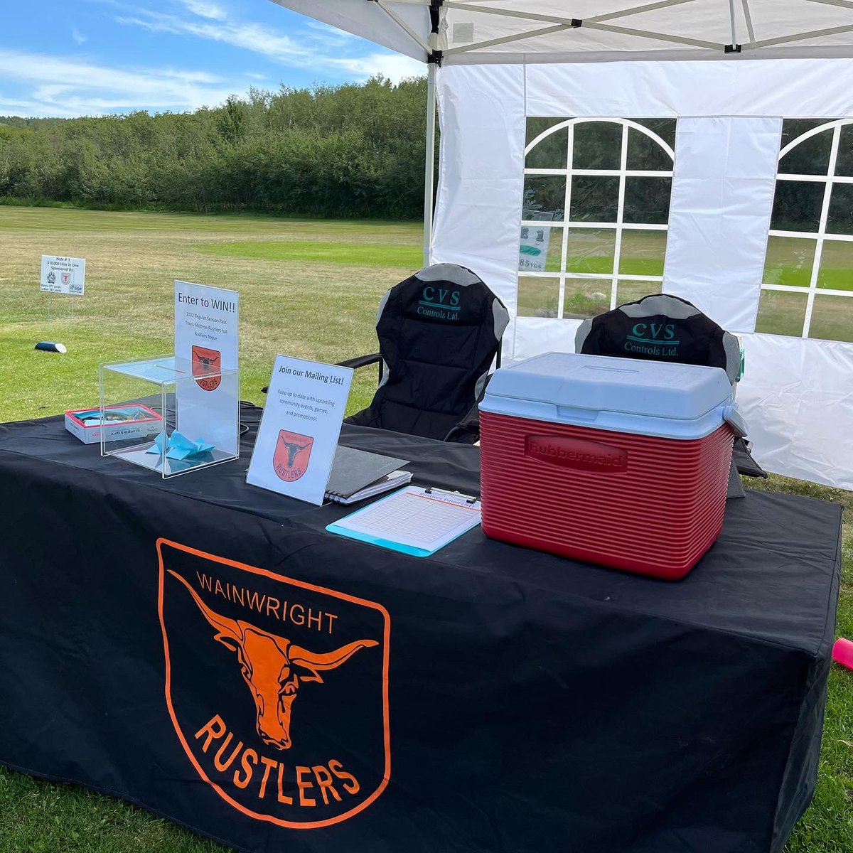 WWRustlers's tweet photo. The Rustlers spent the day at Riverdale Mini-Park for the annual KidSport Wainwright golf tournament!
The famous Rustlers Jello Shots were handed out and a great day was had raising money for Kidsport Wainwright!
#WWRustlers
@TownWainwright @HockeyAlberta https://t.co/34zBZ303DL
