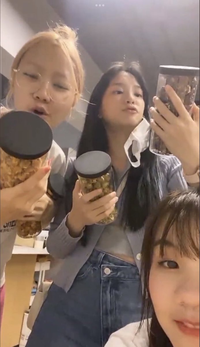 ขอชมเชอปางหน่อยว่า casual look นี้ดีจัง แถมมีวิธีสะพายกระเป๋าลัคชูให้ออกมาดูคูล ๆ เนี่ยแต่งตัวเป็นนะ แถมมีสไตล์ด้วย   ปลื้ม~