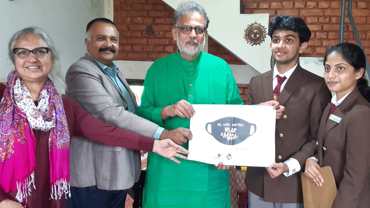 TibetHeritage's tweet image. Zacharias Jacob, Principal along with students from The Village International School, Thodupuzha receive the 'Free Mask Gift' from Tushar Gandhi and Sonal Gandhi during the launch of #SpreadingMasks, an initiative of The Mask Lab + Friends of Tibet Foundation on August 19, 2022.