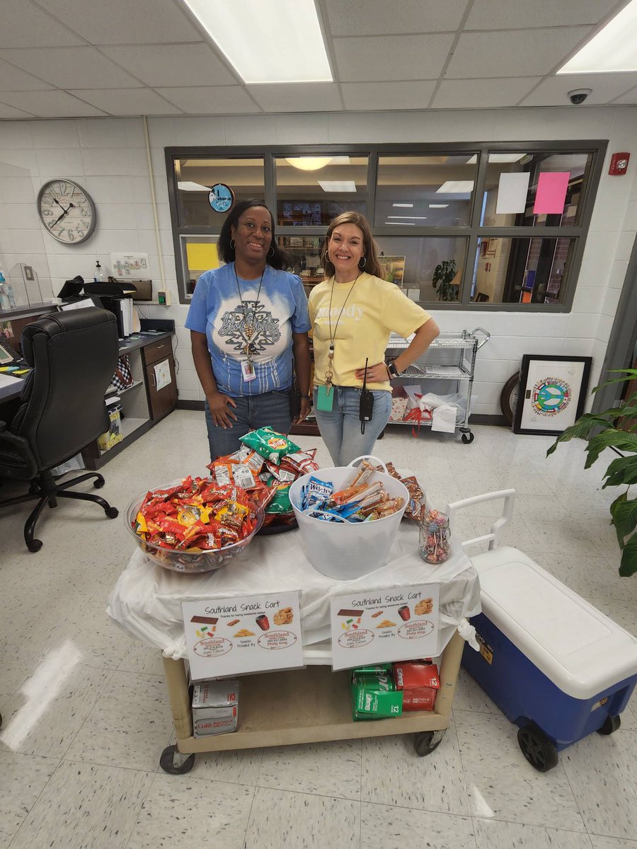 MoodyMiddleSch's tweet photo. Happy staff make for happy students! Thank you to everyone that has reached out to support our staff, dropped off goodies, or sent their support in any way! #CommunityPartnerships #MoodyMiddleSchool #WeekOneDone @sccboe https://t.co/bubIVJ8yY5