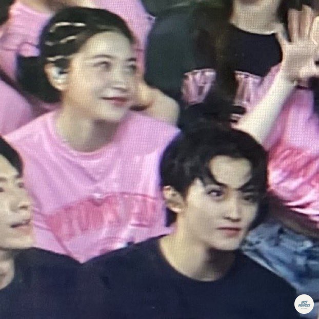 nct_menfess's tweet image. nct! AYO NANGIS INI GEMES BANGET MARK NYA😭😭😭 BTW ITU YERI KAN?? KENAPA LUCU BANGET MEREKA SKSKSKSK