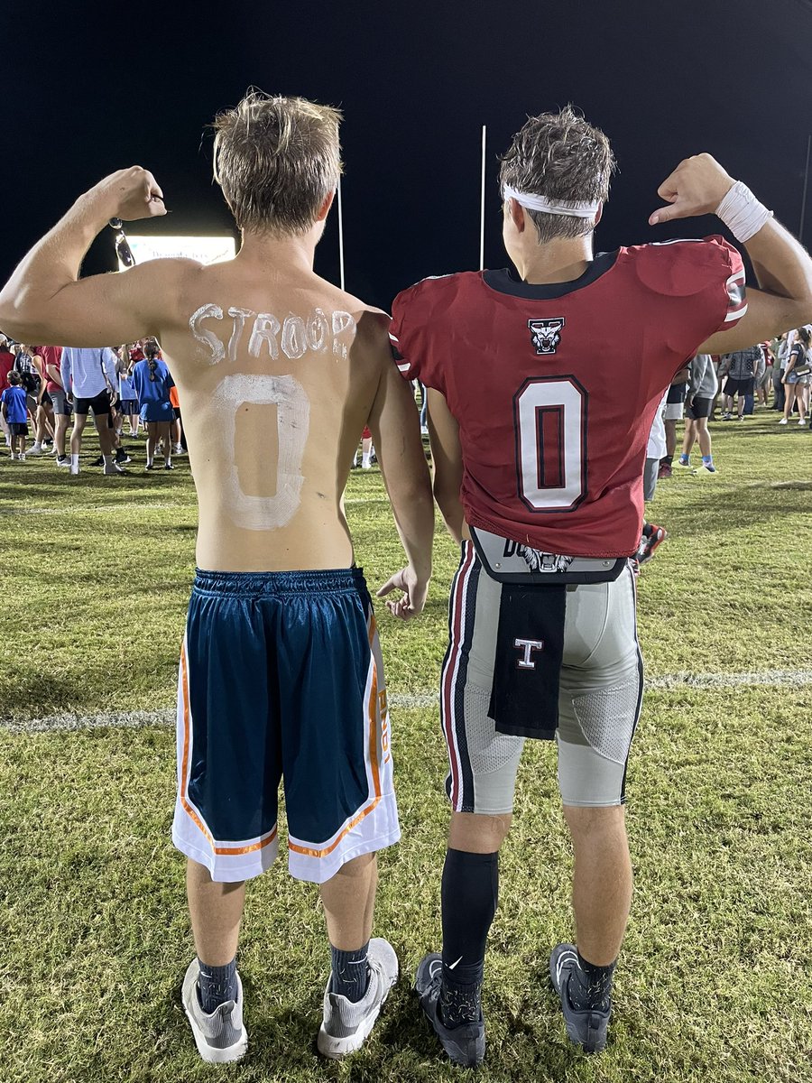 bethstroop's tweet photo. #seniorszn has begun! @BStroop https://t.co/bkmjpSryCG
