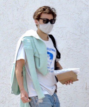 harryzstan's tweet photo. harry styles’ street style https://t.co/stdzWWmhFG