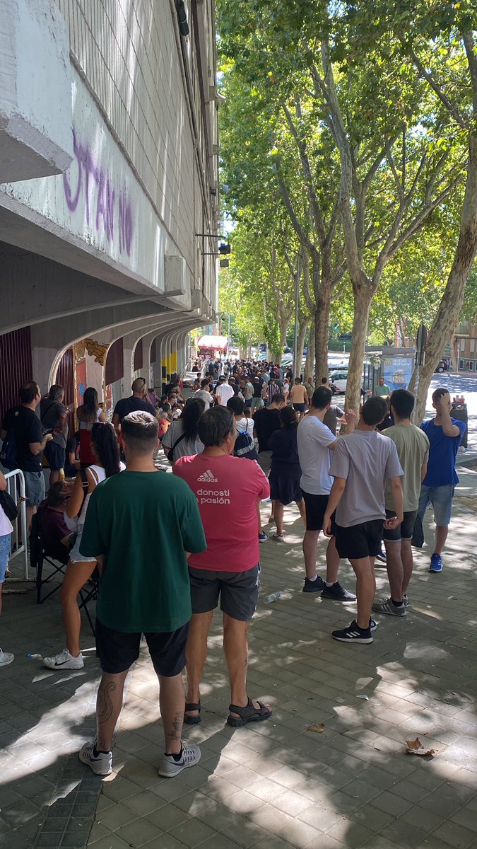 elshiquetitoo's tweet photo. Situación actual: Desde las 8 de la mañana haciendo cola que avanza 5 pasos cada media hora tan solo para sacar un abono. Vergüenza de gestión, se os queda pequeño el club y la afición @RayoVallecano @UnionRayo @informarayo @matagigantesNET #PresaVeteYa https://t.co/2MVTOpd1AG