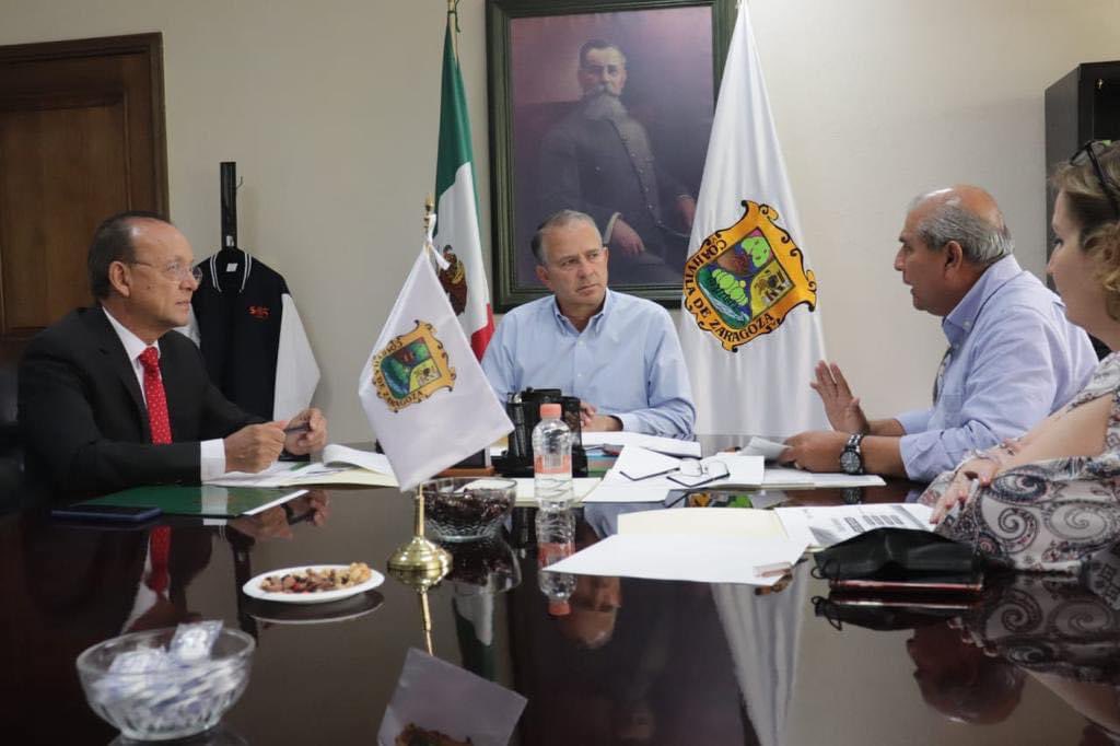 Nuestro Director General Profr. <a href="/Demetrio_Z/">Demetrio Zuñiga</a> en reunión con el Secretario de Educación  <a href="/fsaracho10/">Francisco Saracho</a> y el Subsecretario de Educación Media y Superior <a href="/PacoOsorio/">Francisco Osorio Morales</a> , abordando temas de interés para la constante mejora de nuestro subsistema, el más grande del Estado. 

#SomosCECyTE