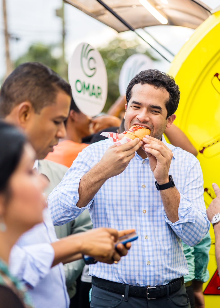 OmarLFernandez's tweet photo. Que la pasen tan bien como yo, cuando le di el primer bocao’ a este D’Omar Hotdog !! 🌭 

Feliz fin de semana !! 👌🏼 https://t.co/FVwqe0rpdP
