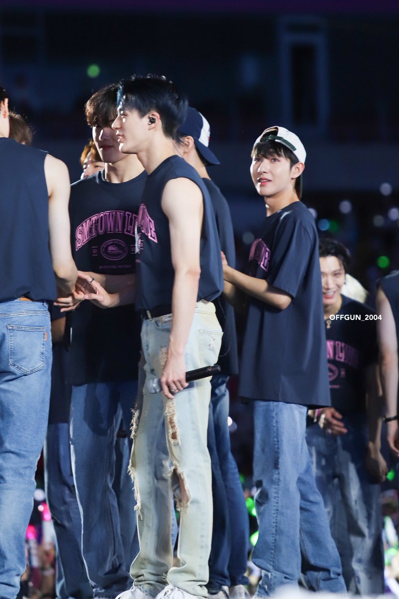 Offgun_2004's tweet photo. ดูอินจุนยืนข้างเจโน่ ดูขนาดตัว ฮืออ น่ารักมากกก แง้ง 

#SMTOWN_LIVE  #SMCU_EXPRESS
#SMCU_EXPRESS_HUMAN_CITY_SUWON
#SMTOWN2022  #noren https://t.co/PwK5hzgyRM