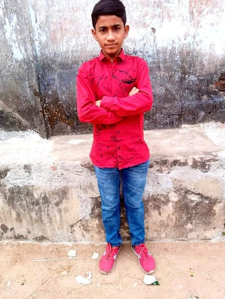 iamchandanray's tweet photo. ***गुमशुदा की तलाश***
‌नाम :-  अनमोल सिंह
‌उम्र :- 14 वर्ष
‌कद :- 5 फिट 
‌रंग :- गोरा 
‌कपड़ा :- मैरून टीशर्ट एवं ब्लू पैजामा पहने हुए 
‌पहचान के लिए :- दाहिने गाल पर तिल
‌ग्राम :- मंझलीबाद से लापता है।
 बच्चे को तलाशने की कृपा करें।
@ChampaiSoren @JharkhandPolice @DeogharPolice https://t.co/Tkxw91rPag