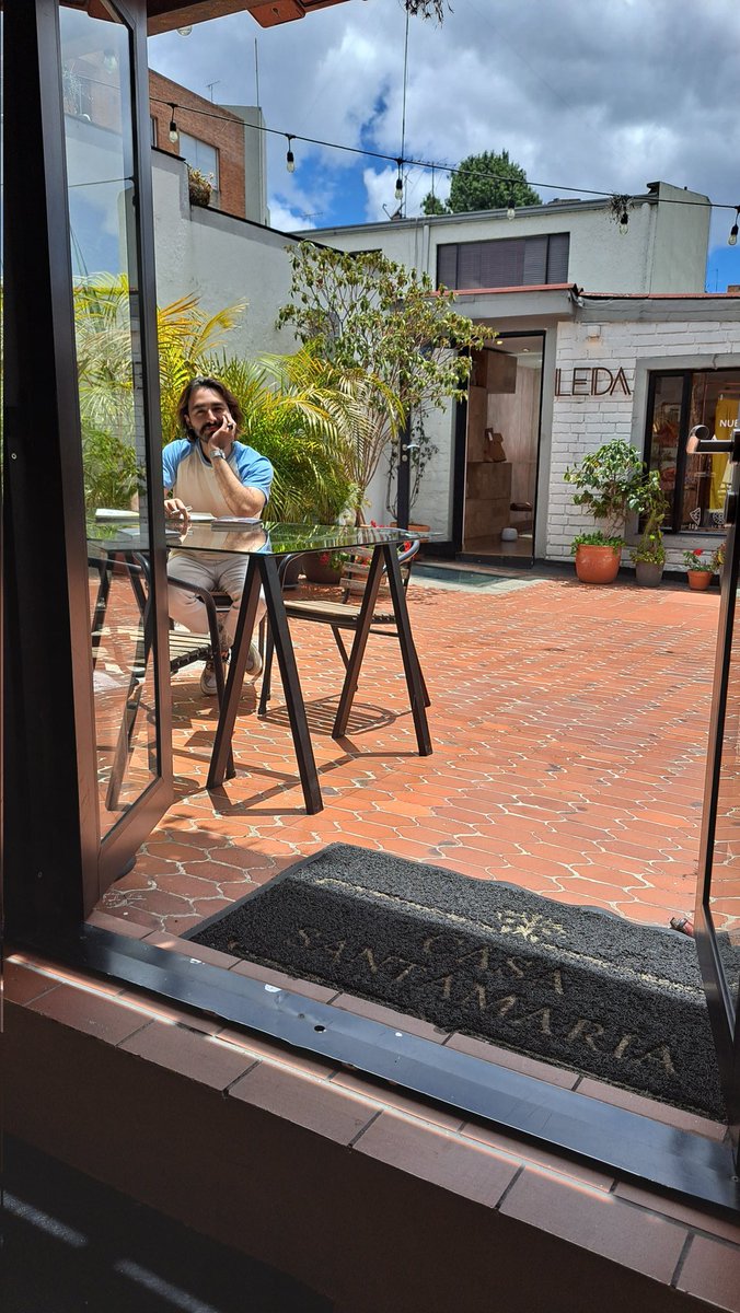 <a href="/dbravoandrade/">Daniel Bravo A.</a> esperando a sus lectoras y lectores para firmarles un [niño rata]. Todo en <a href="/Casa_Santamaria/">Casa Santamaría</a> y todo esta tarde. 
Ah, y a las 4pm charla con <a href="/Rivas_Santiago/">Santiago Rivas</a>