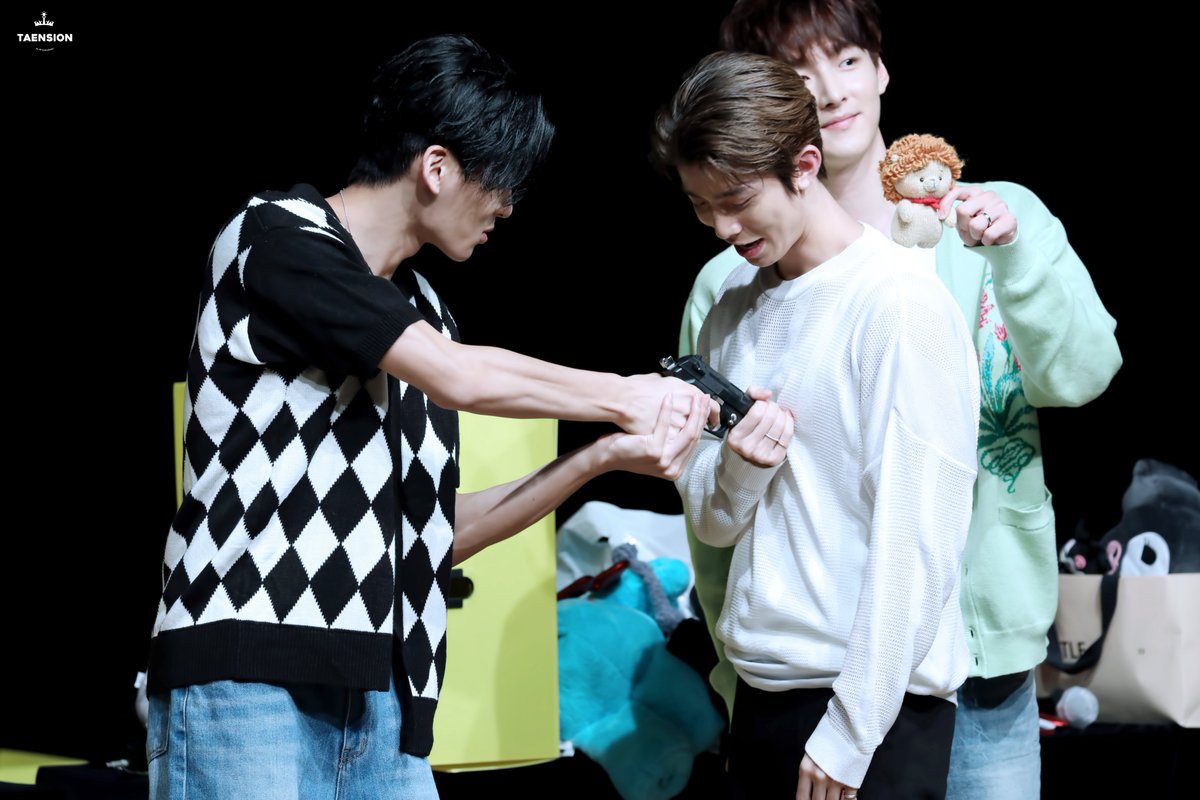 Taension97228's tweet photo. [HQ] 220819 디마뮤 팬사인회 유태양&amp; 휘영 
#mood 룸메즈 느와르 네컷
@SF9official
#SF9               #에스에프나인                                   
#유태양  #YOOTAEYANG  #テヤン #휘영 https://t.co/Us9z12Axcl