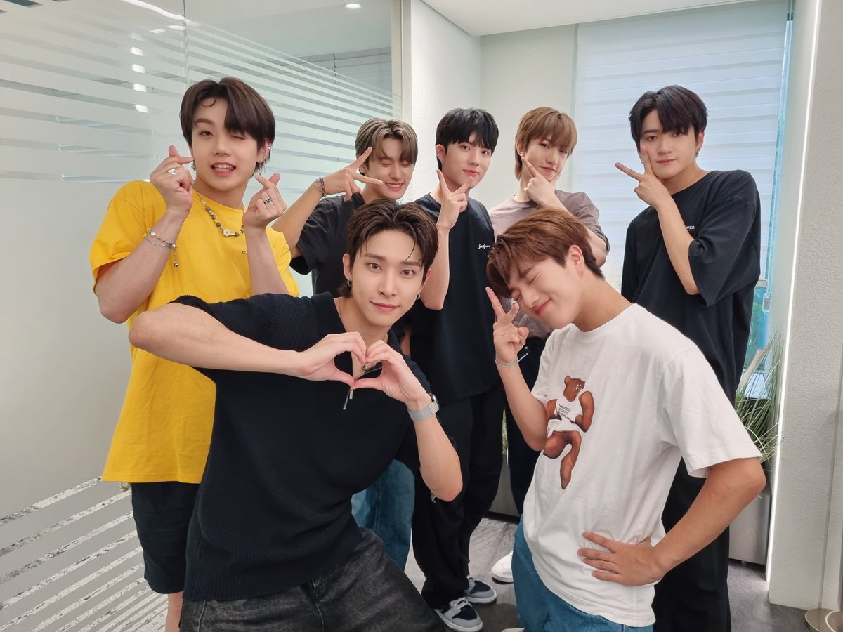 TRENDZ_OFFCL's tweet photo. [📷]

👤x7 : 프지 넘넘 보고 시푼데용ㅠ
👨‍⚕️ : 심각한 프지 중독입니다. 그치만 치료가 필요하지는 않습니다.
@hellolivetv 

#TRENDZ #트렌드지 #하빛 #리온 #윤우 #한국 #라엘 #은일 #예찬 https://t.co/BMZGPBVy5N