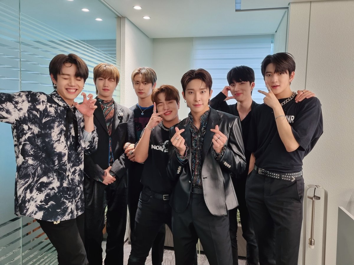 TRENDZ_OFFCL's tweet photo. [📷]

👤x7 : 프지 넘넘 보고 시푼데용ㅠ
👨‍⚕️ : 심각한 프지 중독입니다. 그치만 치료가 필요하지는 않습니다.
@hellolivetv 

#TRENDZ #트렌드지 #하빛 #리온 #윤우 #한국 #라엘 #은일 #예찬 https://t.co/BMZGPBVy5N