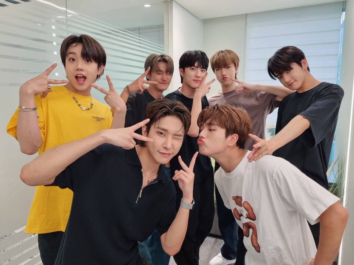 TRENDZ_OFFCL's tweet photo. [📷]

👤x7 : 프지 넘넘 보고 시푼데용ㅠ
👨‍⚕️ : 심각한 프지 중독입니다. 그치만 치료가 필요하지는 않습니다.
@hellolivetv 

#TRENDZ #트렌드지 #하빛 #리온 #윤우 #한국 #라엘 #은일 #예찬 https://t.co/BMZGPBVy5N