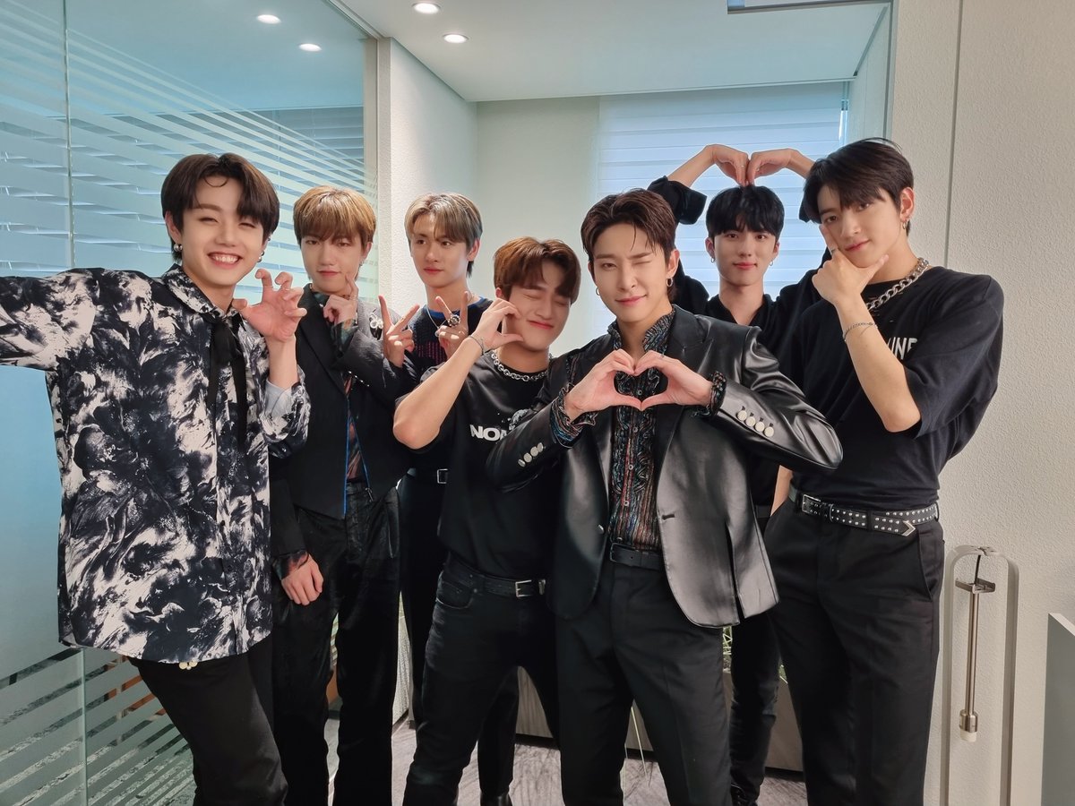 TRENDZ_OFFCL's tweet photo. [📷]

👤x7 : 프지 넘넘 보고 시푼데용ㅠ
👨‍⚕️ : 심각한 프지 중독입니다. 그치만 치료가 필요하지는 않습니다.
@hellolivetv 

#TRENDZ #트렌드지 #하빛 #리온 #윤우 #한국 #라엘 #은일 #예찬 https://t.co/BMZGPBVy5N