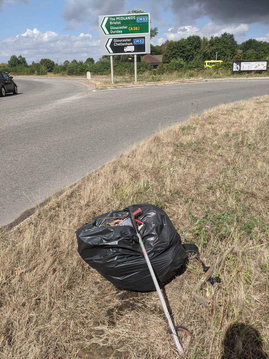 EricTorrington's tweet photo. #Litter picked 250m of A419 carriageways + roundabout at #Nupend #Gloucestershire. Not to be confused with #Bagend #TheShire #Middleearth 😏. Supporting @TruckersUp @KeepBritainTidy @StroudDC https://t.co/7vi8WK0Zix