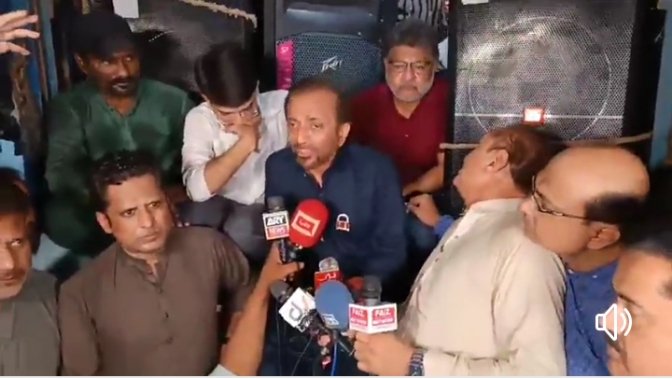 OfficalNoman's tweet photo. 🗳️🏳️آزاد امیدوار ڈاکٹر فاروق ستار 🏳️🗳️
🗣️ این اے 245 کی آواز اپنا فاروق ستار 🗣️
#NA245 #ApnaDrFarooqSattar
#IsBarTala #VoteForLock 🔒
21-August-2022 🗳️ Polling Day
@DFSMQM @MoulviMahmood @MoidAnver @mrkamran2013 @JamalAh35685843 @owaishere404 https://t.co/D1kUNBfHuh