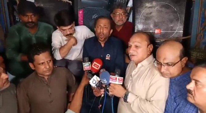 OfficalNoman's tweet photo. 🗳️🏳️آزاد امیدوار ڈاکٹر فاروق ستار 🏳️🗳️
🗣️ این اے 245 کی آواز اپنا فاروق ستار 🗣️
#NA245 #ApnaDrFarooqSattar
#IsBarTala #VoteForLock 🔒
21-August-2022 🗳️ Polling Day
@DFSMQM @MoulviMahmood @MoidAnver @mrkamran2013 @JamalAh35685843 @owaishere404 https://t.co/D1kUNBfHuh