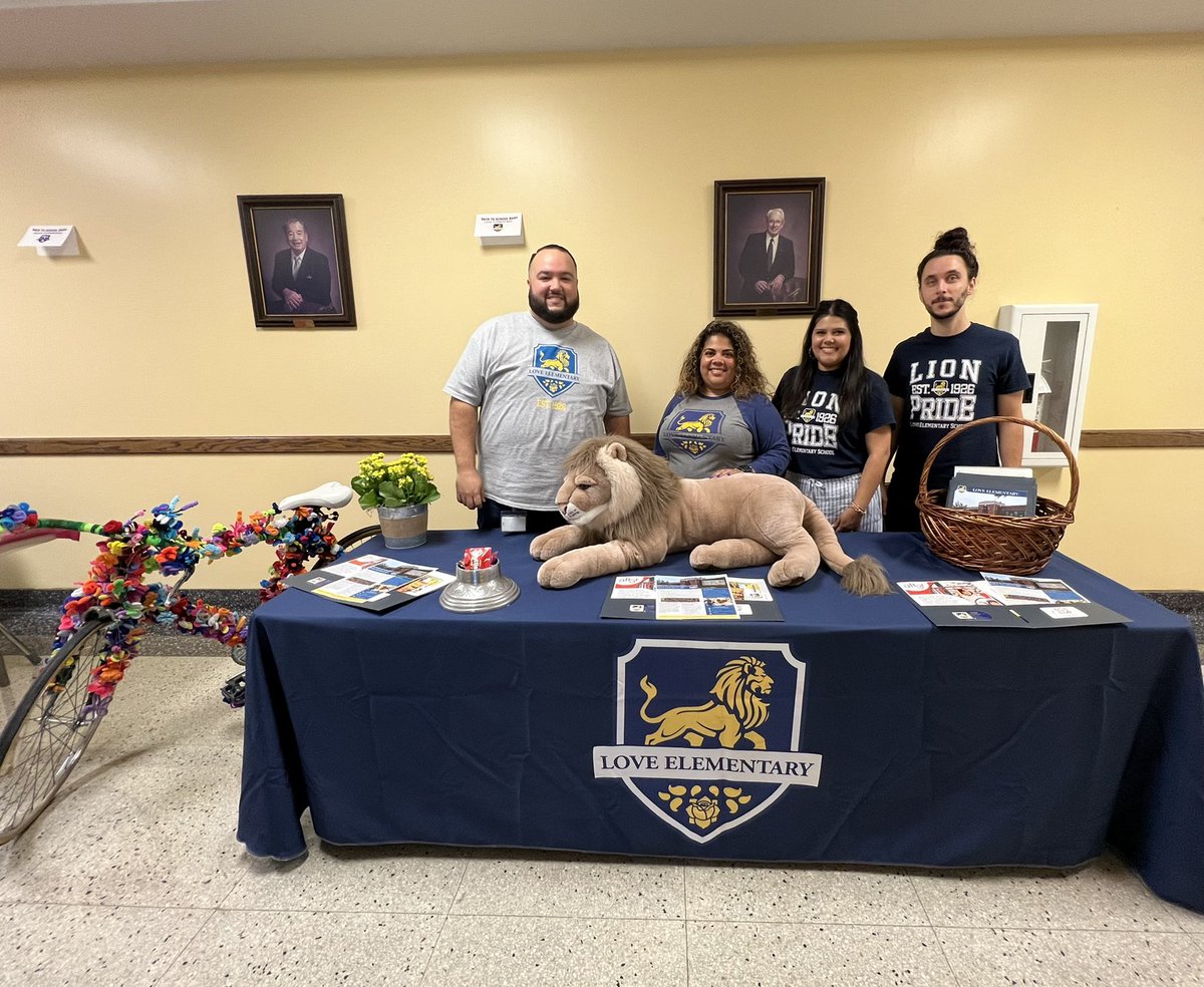 loveelementary1's tweet photo. Up early on a Saturday to greet families at @ghostofheights back to school bash! #heightsfeeder #lovelevelup @ESO1_HISD @AmyPoerschke @HoustonISD https://t.co/M9i1ezgB25