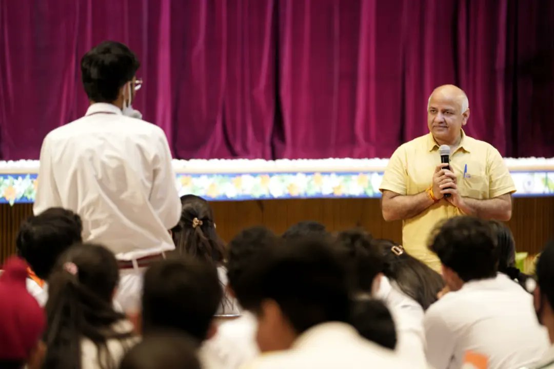 BB_official2021's tweet image. Students from private schools in the National Capital are also participating in EMC’s #BusinessBlasters program this year. Delhi’s Deputy CM @msisodia visited #SpringdalesSchool, Dhaula Kuan to interacted with #Students #Entrepreneurs

@AtishiAAP 
@SapnaYadav_EMC 
@SCERT2021