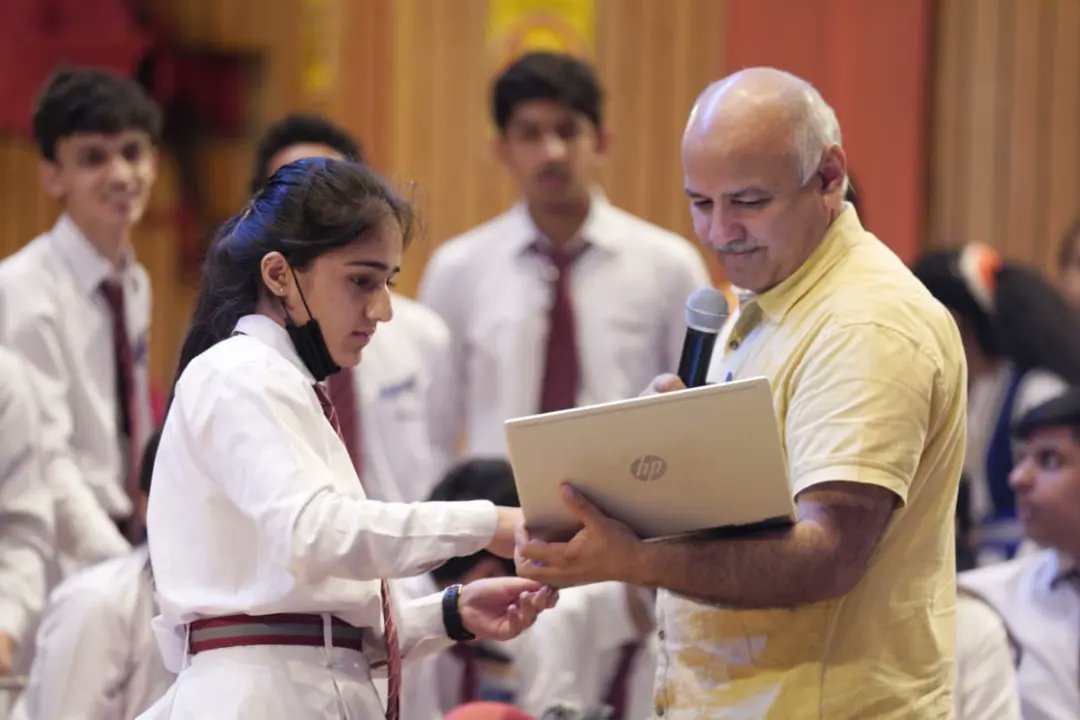 BB_official2021's tweet image. Students from private schools in the National Capital are also participating in EMC’s #BusinessBlasters program this year. Delhi’s Deputy CM @msisodia visited #SpringdalesSchool, Dhaula Kuan to interacted with #Students #Entrepreneurs

@AtishiAAP 
@SapnaYadav_EMC 
@SCERT2021