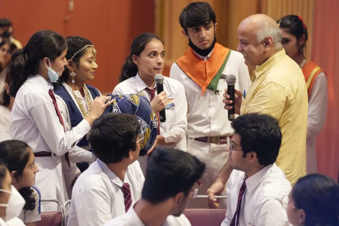 BB_official2021's tweet image. Students from private schools in the National Capital are also participating in EMC’s #BusinessBlasters program this year. Delhi’s Deputy CM @msisodia visited #SpringdalesSchool, Dhaula Kuan to interacted with #Students #Entrepreneurs

@AtishiAAP 
@SapnaYadav_EMC 
@SCERT2021