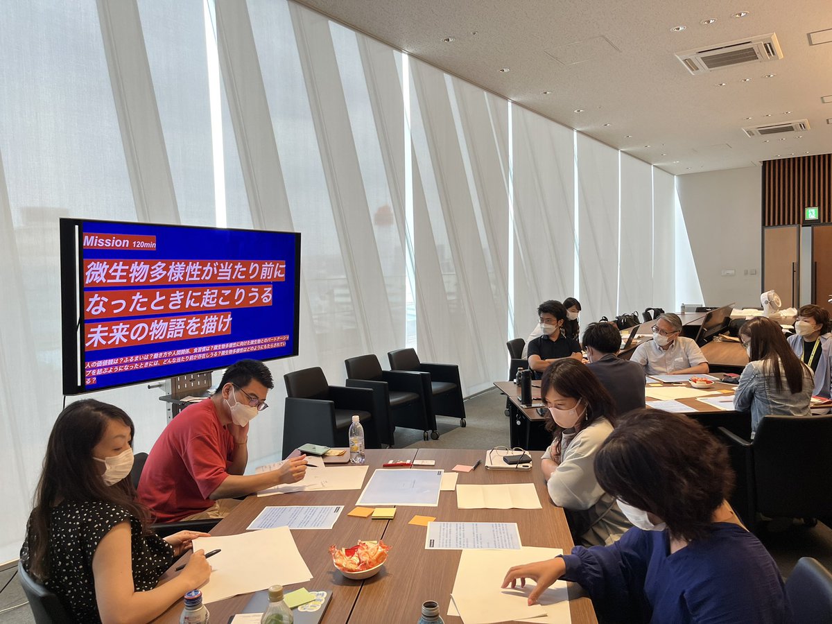 acetrigger_99's tweet photo. 未来館でワークショップやりました！
ワークを通して、どうやったら微生物多様性を高めてられるかを全員が真剣に議論してくれて非常に嬉しかった！
高校1年で微生物の研究を始めた10年前も、大学で都市の微生物を調べ始めた6年前も、こんな���景は全く想像できなかった。
しつこく研究続けてよかった！ https://t.co/KvONVNEs5w