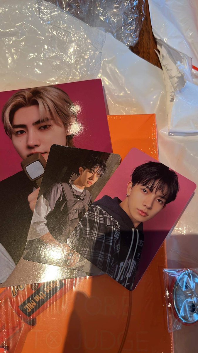bns_jhane's tweet photo. Finally got to unbox my manifesto albums tysm @tinyoongishop nagpapauwi ng bias/bias wrecker saur much!! (Wasnt able to take a pic of my other pulls cause chaotic kanina but jake hoon niki and jay came home) One of my most fave shop talaga dito sa twitter🫶🏽 #Tinyoongi_Feedbacks https://t.co/0Hr13KQOr5