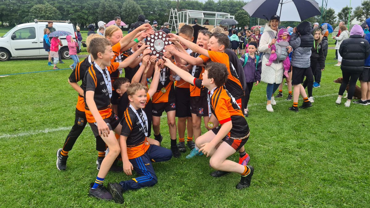 ElphinGAAClub's tweet photo. The early start must have done the Elphin Ballinameen U11s good as they have WON the Darragh Frain Tournament  🧡🖤❤️🤍

Well done girls and boys we are all so proud of you!! #elphingaa #ballinameengaa #rosgaa https://t.co/bvVbRvUiby