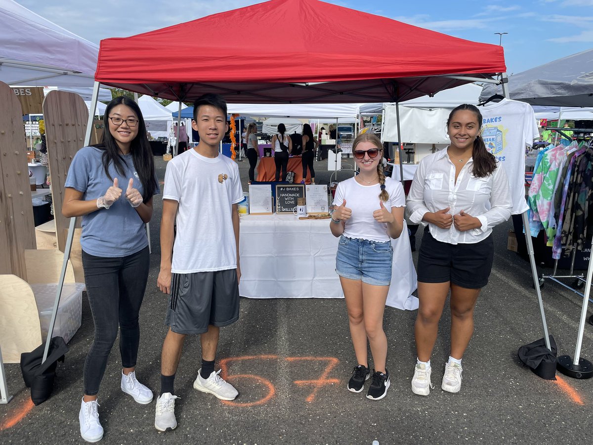5starcafeFHS's tweet photo. Our 2022-23 Culinary Skills U.S.A Officers are participating at the Vendor Fair- Fundraising event for Stephanie Parze today in Freehold. Selling homemade cookies by our Senior entrepreneur, Justin. Super proud to see our culinary students working hard #jbakes #theregional https://t.co/4buD2xfHIc