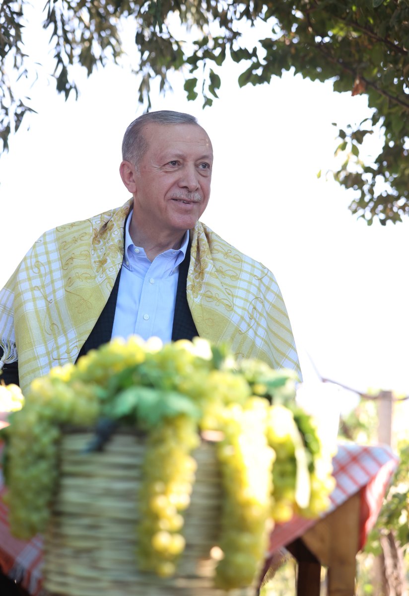 RTErdogan's tweet photo. Manisa’nın üzüm bağlarında… https://t.co/mCjWADOl5B