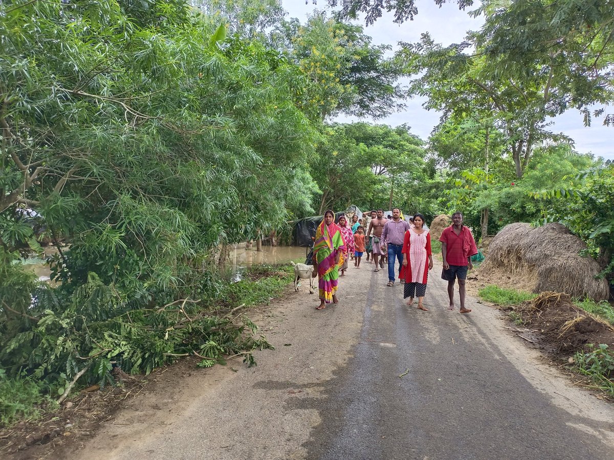 Evacuation of flood victims from unsafe thatched house to shelter homes and distribution of polythene to them in Odhuala village of Salang GP.
@Puri_Official 
<a href="/rdmodisha/">Revenue & DM Department, Government of Odisha</a> <a href="/osdmaodisha/">OSDMA Odisha</a> <a href="/SRC_Odisha/">SRC, Govt of Odisha</a> <a href="/MoSarkar5T/">MoSarkar 5T</a>