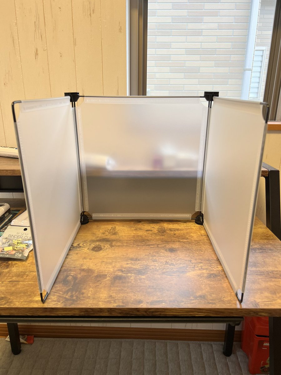 naokin666's tweet photo. 昨日付で会社をクビwになりましたので、物販で稼ごうかなと
「物撮りキット」をダイソーで集めて作りました！1300円ちょっとでした。
結構いい写真撮れるなー！😆 https://t.co/Y4A4oHATOm