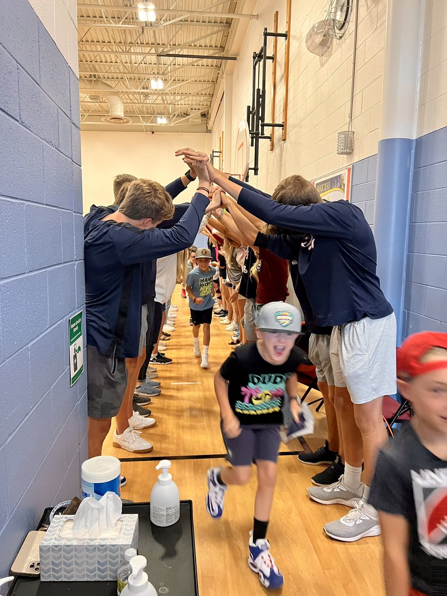 Had a blast supporting the @Powderhorn_Elem assembly and seeing all the future Eagles! @DRHS_Athletics @JeffcoAthletics @CoachKovar @CHSAA #alleaglesallfamily