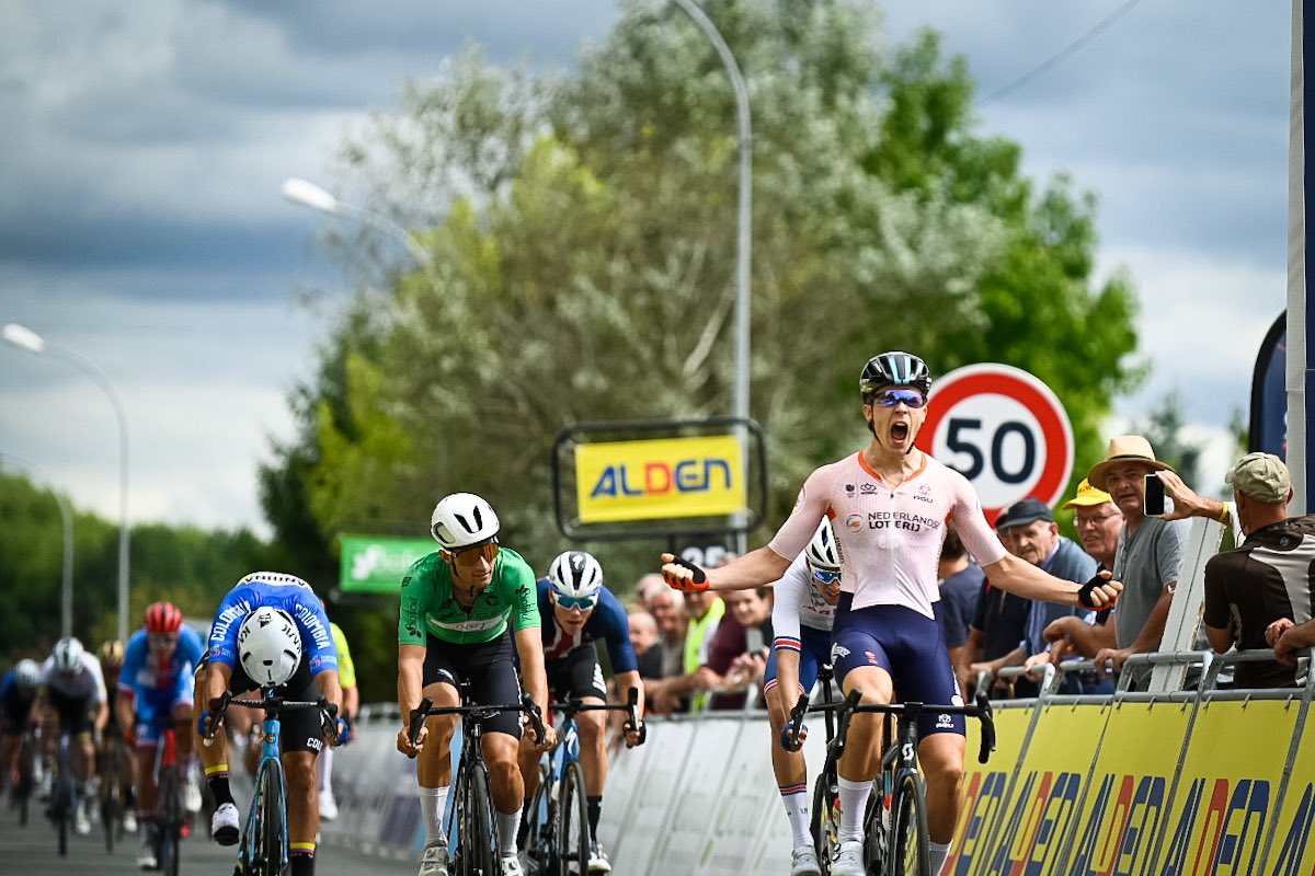 🥇 @caspervanuden sprints to the win at the @tourdelavenir in superb fashion after a perfectly-timed rush to the line! 👊