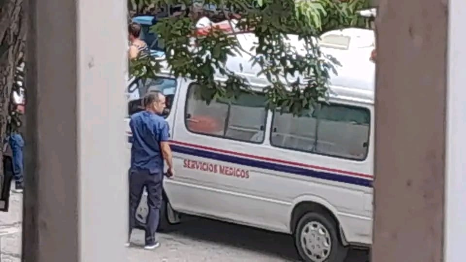albertfonse11j's tweet photo. llama la atención es la presencia de ambulancias y personal médico.
Esta institución se tramita de manera habitual a los ciudadanos cubanos deportados y repatriados, así como extranjeros residentes o no en el territorio Nacional, y nunca antes se vio un hecho de esta magnitud.🤔 https://t.co/0G6J2FYf2N