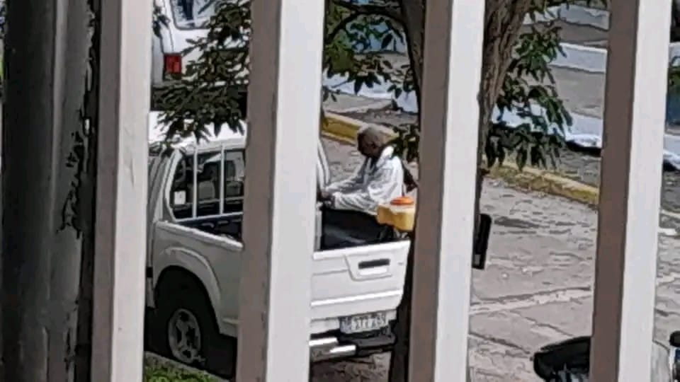 albertfonse11j's tweet photo. llama la atención es la presencia de ambulancias y personal médico.
Esta institución se tramita de manera habitual a los ciudadanos cubanos deportados y repatriados, así como extranjeros residentes o no en el territorio Nacional, y nunca antes se vio un hecho de esta magnitud.🤔 https://t.co/0G6J2FYf2N