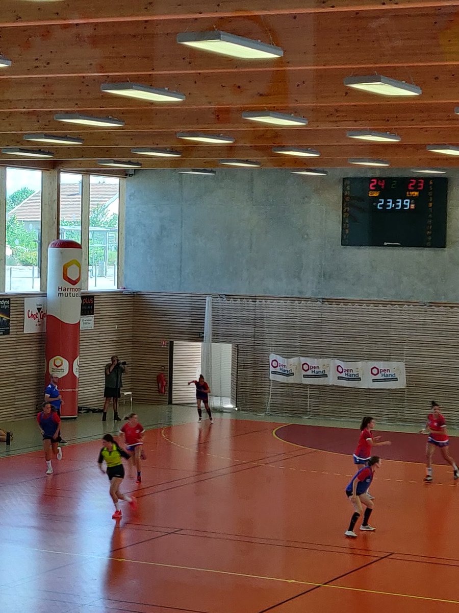 Allez les filles ! Du sport féminin, des jeunes, de la santé. On soutient à fond les ballons 🏐🏐🏐. #OpenHand <a href="/hmutuelle/">Harmonie Mutuelle</a> <a href="/jdadijonhand/">JDA Handball</a> ALC Longvic Handball