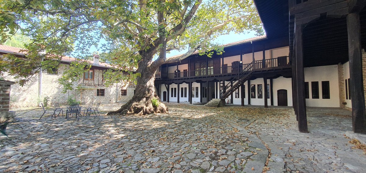 StanPaparizov's tweet photo. Le Monastère de #Batchkovo , fondé en 1083, est le deuxième plus grand en #Bulgarie et se trouve dans le massif des #Rhodopes, pas très loin de #Plovdiv. Architecture spectaculaire dans un cadre naturel fabuleux. A visiter impérativement
#BachkovskiManastir #Bulgaria https://t.co/6q1gK1toNG
