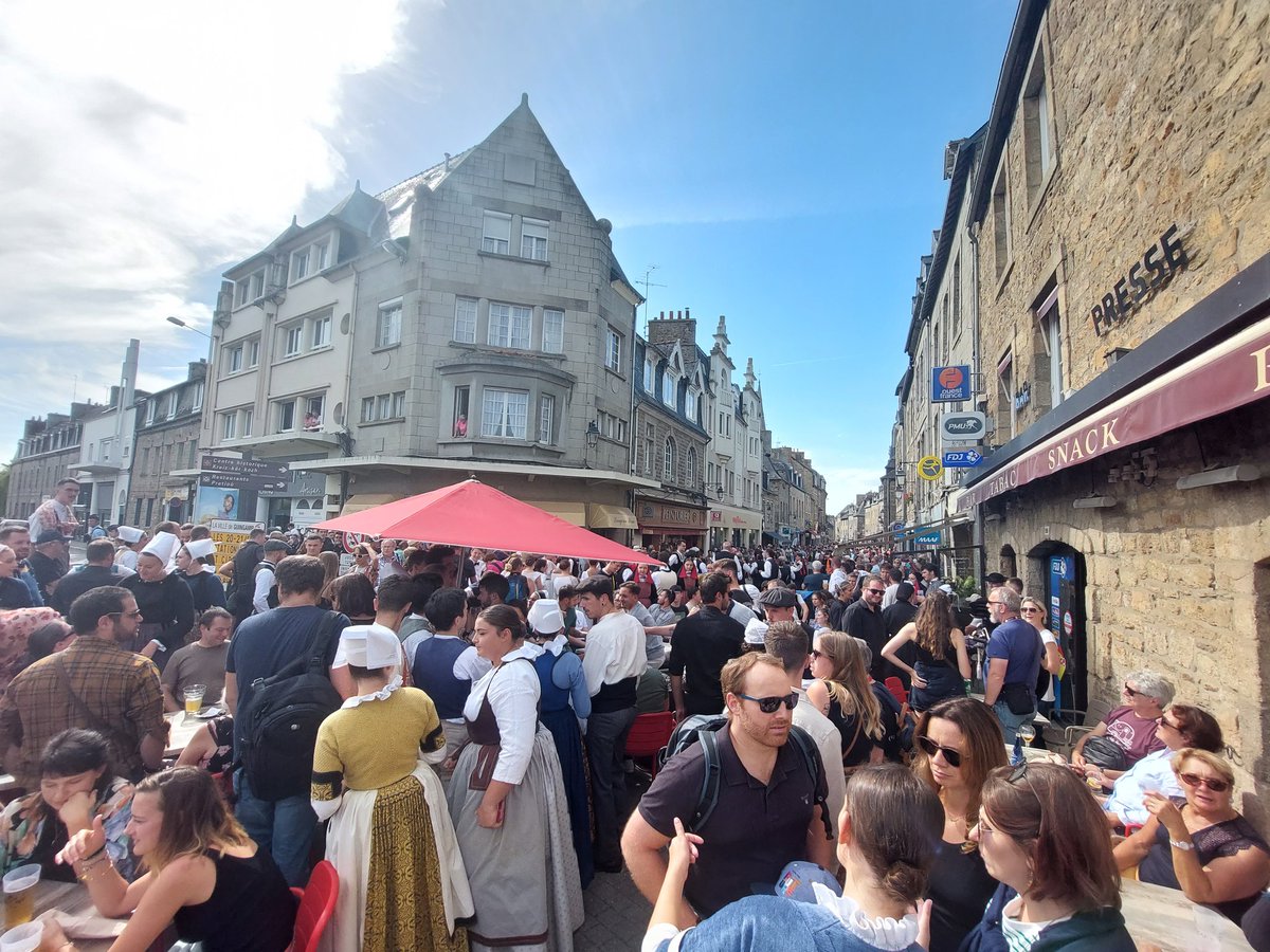 #kenleur #saintloup Ça y est ! Le Championnat national de danses bretonnes reprend enfin ses quartiers à Guingamp pour désigner le groupe vainqueur du concours 2022. Et ça débute par la Dérobée de Guingamp bien sûr !