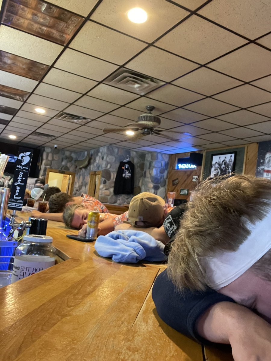 Game 1. Sliders lose 4-3 after a walkoff loss to the Schnizzwalds. We will be back at 11 for game 2. #rollsliders