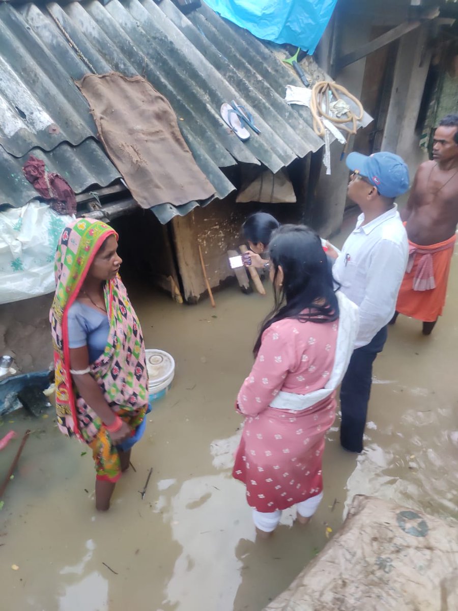 Today Tahasildar Nimapara with her Team visited Salang GP and distributed polythene to flood victims.<a href="/SRC_Odisha/">SRC, Govt of Odisha</a> @Puri_Official <a href="/MoSarkar5T/">MoSarkar 5T</a> <a href="/osdmaodisha/">OSDMA Odisha</a> <a href="/rdmodisha/">Revenue & DM Department, Government of Odisha</a>
