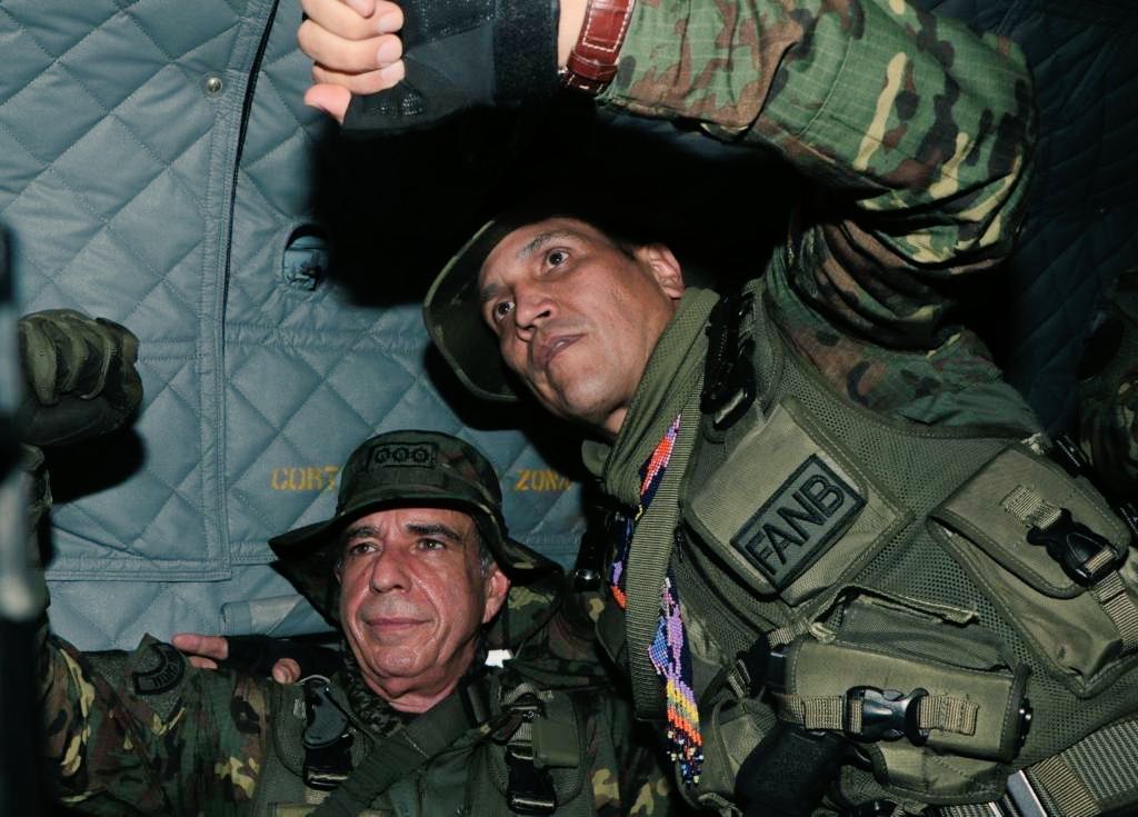 🚨 Cumpliendo instrucciones de nuestro CJ. <a href="/NicolasMaduro/">Nicolás Maduro</a>, se realizó Despliegue Operacional en Delta Amacuro, junto al GJ. <a href="/dhernandezlarez/">GJ. Domingo Hernández Lárez</a> @libertad003, nos hicimos presentes en esta importante región de la Patria, para garantizar la seguridad y la paz del pueblo Venezolano.