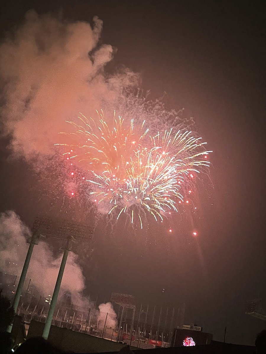 ktrktr0918's tweet photo. 久しぶりの夏感じた☺️
雨降ってて萎えたけど花火最高☺️ https://t.co/KvZ9pZy02U