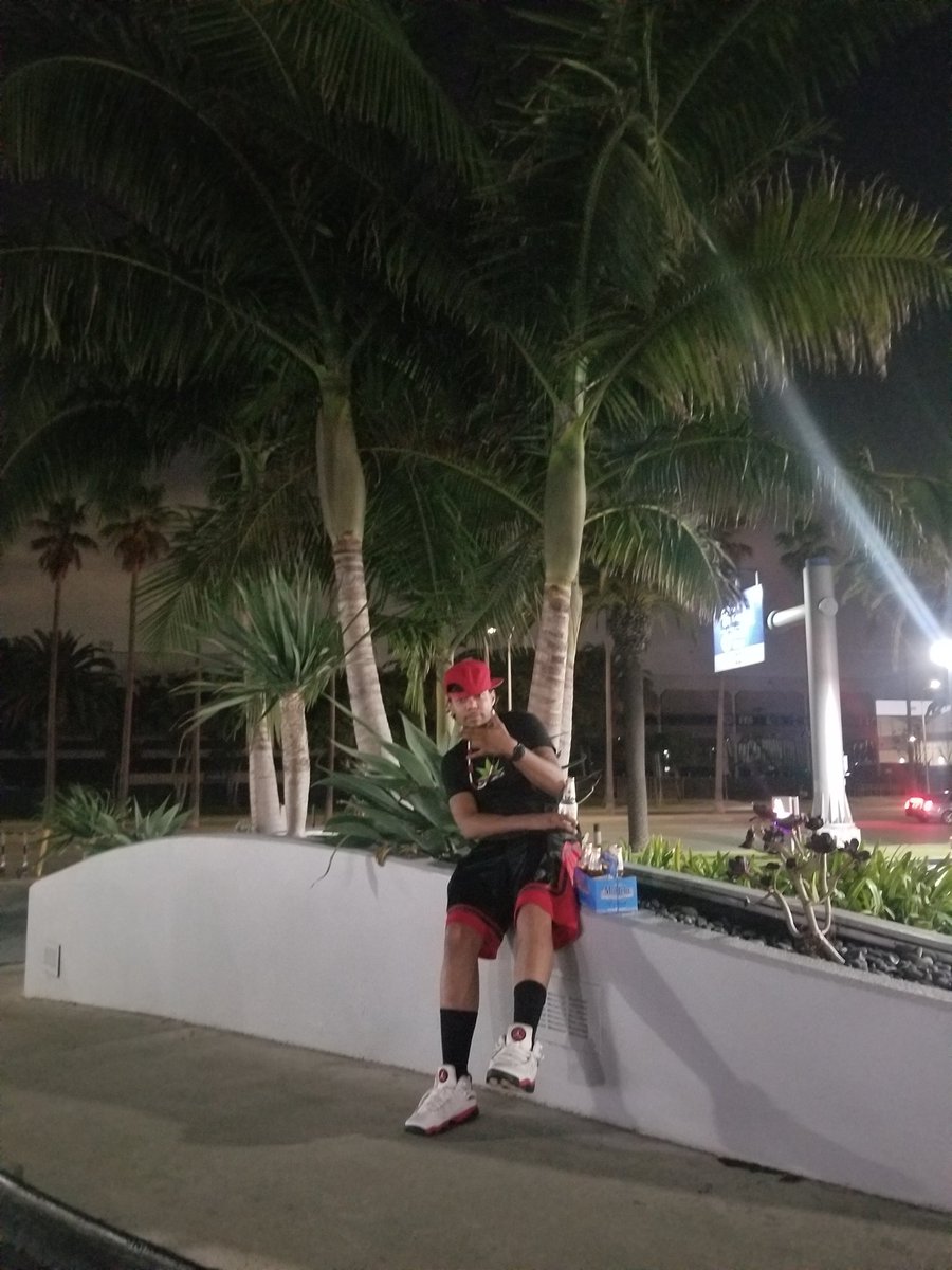 PreciseGrows's tweet photo. #CarlJr. #LosAngeles
#BackPack or #NoPack
#BallenciaAve with @A1RCRYPTO420 @THCP4ND3MIC https://t.co/UUUJYHd758